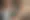 Ein Mädchen sitzt vor einer Staffelei und arbeitet mit einem Buntstift an ihrem Bild.