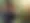 Ein Junge hat den Finger auf dem Auslöser einer Filmkamera und hält in der anderen Hand die Kappe des Objektivs.
