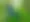 Junge in Kletterausrüstung seilt sich von Baum ab